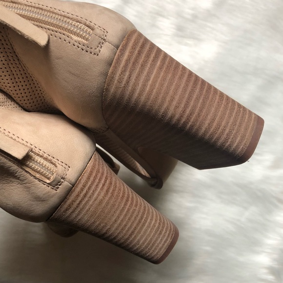 NWOT VINCE CAMUTO Bevina Cutout Nude Booties - Picture 5 of 6